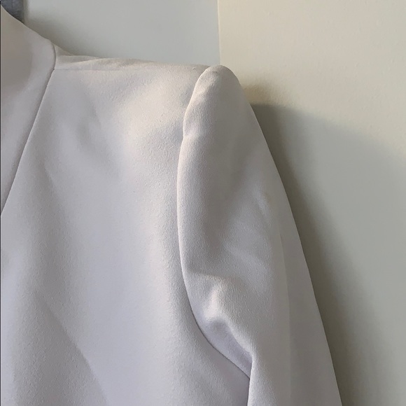 Clean, crisp white blazer w/ shoulder pads - Picture 6 of 7
